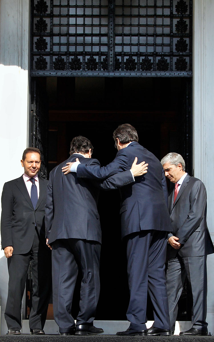 Samaras görög miniszterelnök (jobbról a második) tárgyalni indul Barroso bizottsági elnökkel
