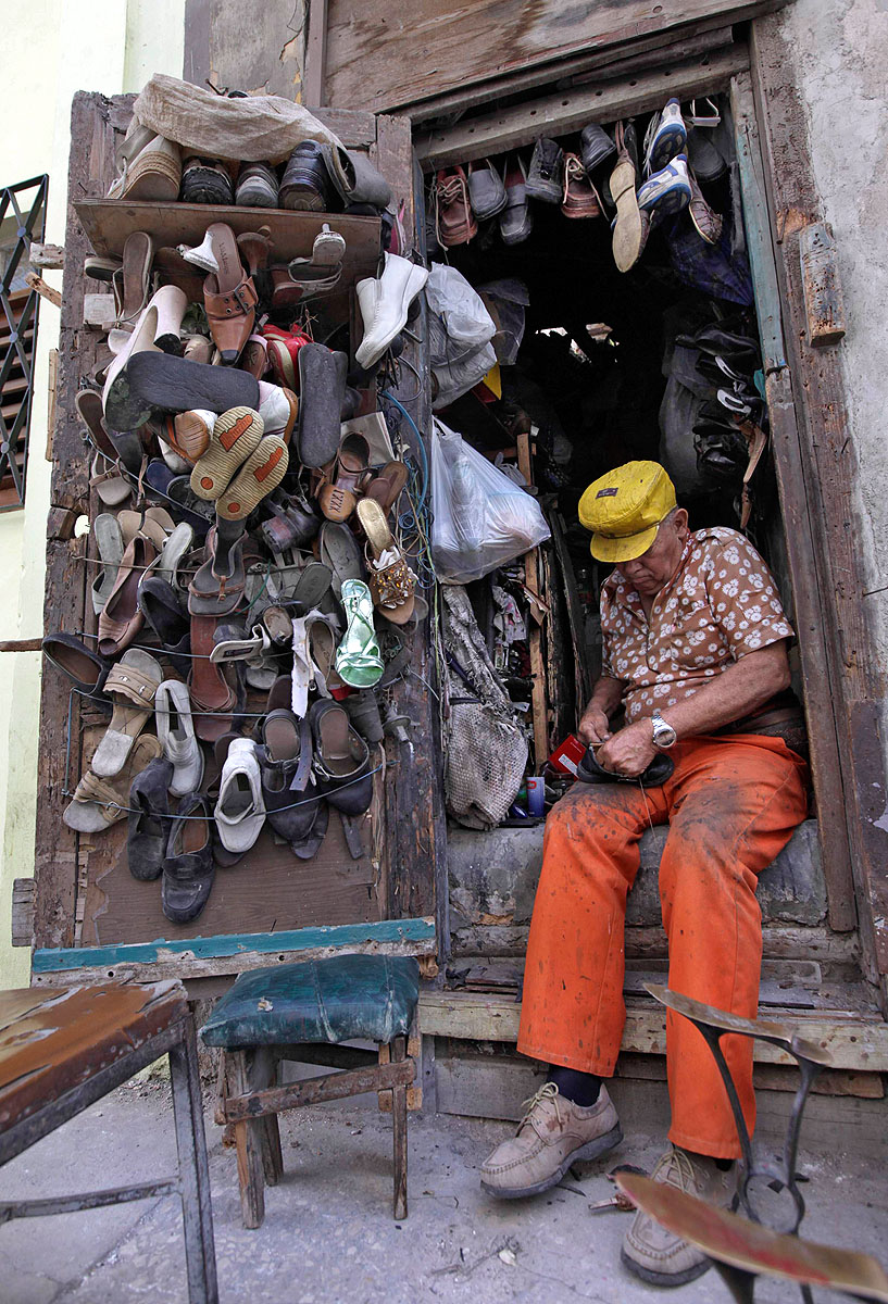 Cipőjavító kisiparos Havannában. Raúl Castro több teret adna a maszekoknak
