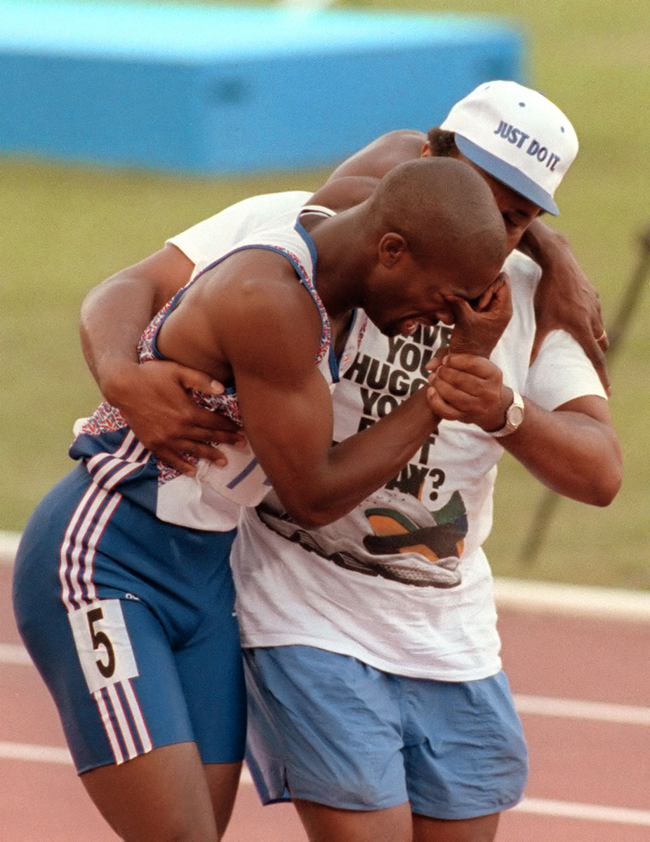 Egy emlékezetes jelenet 1992-ből: Derek Redmond és édesapja a barcelonai stadionban