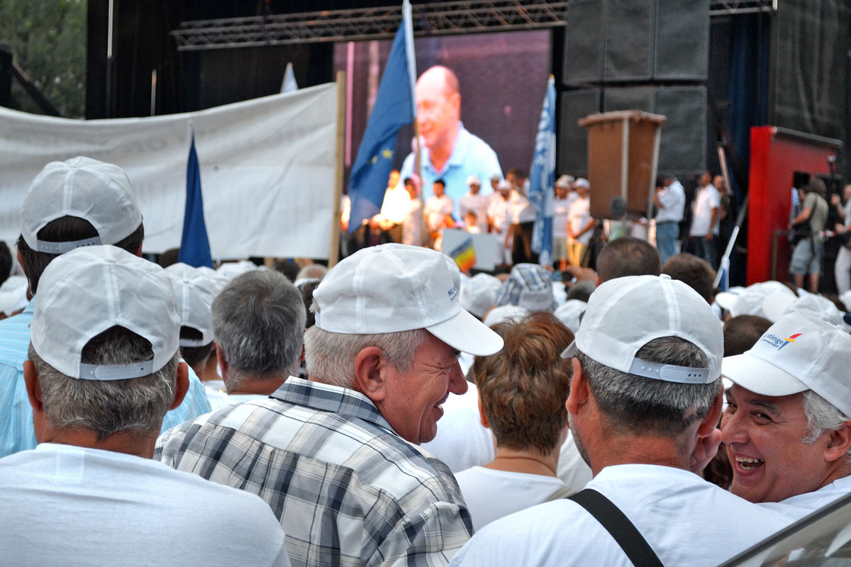 Traian Basescu elnök híveinek kampányzáró gyűlése Bukarestben. Ha nem szavaznak, nyerhetnek