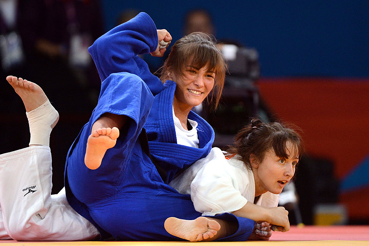 Az 57 kg-os Karakas Hedvig (kékben) küzd az orosz Irina Zablugyina ellen a vigaszágon a 2012-es londoni nyári olimpia női cselgáncstornáján