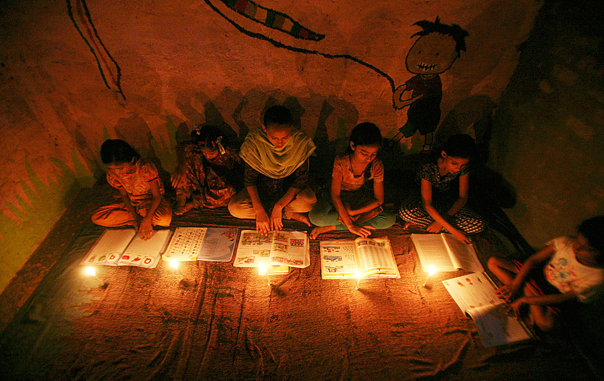 Lányok egy vallásos iskolában az áramkimaradás idején Delhiben tegnap