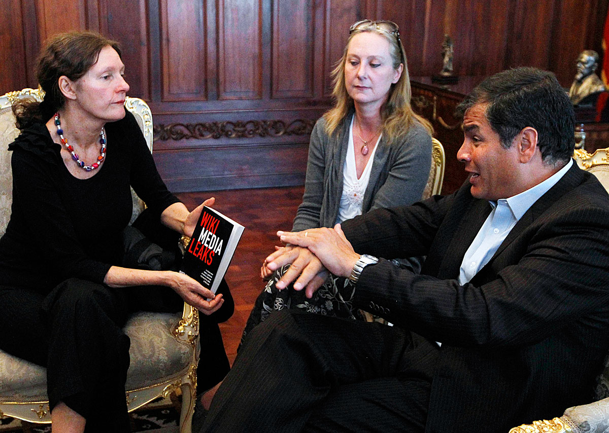 Rafael Correa elnök (jobbra) a Wikileaks-alapító anyja, Christine Assange (balra) társaságában