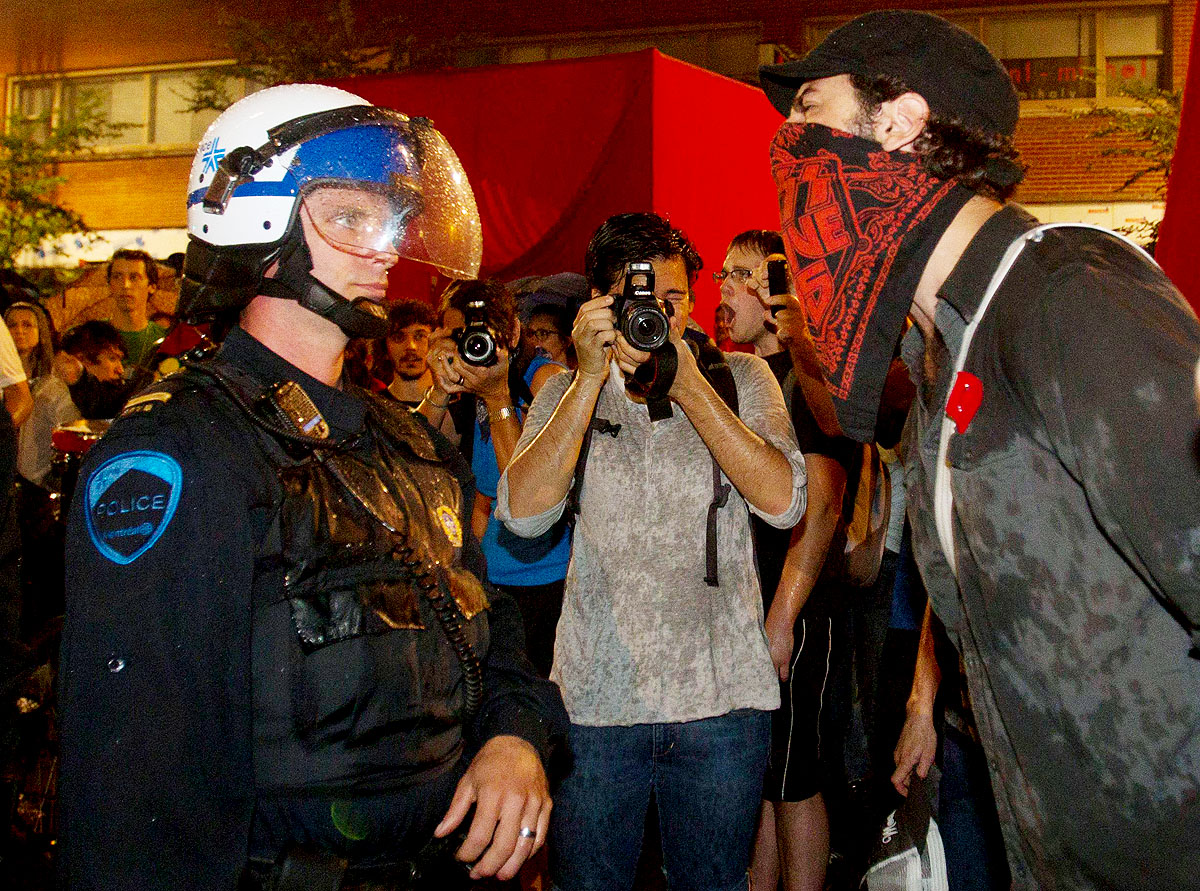 Rendőrök és tüntetők összecsapása Montrealban. A tandíjemelés és a demonstrációk törvényi megnehezítése ellen tiltakoznak. 