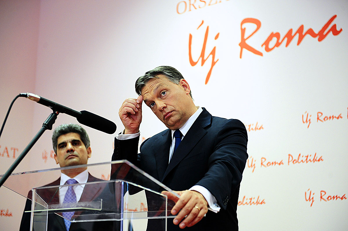 Orbán Viktor miniszterelnök Farkas Flóriánnal, az Országos Roma Önkormányzat (ORÖ) elnökével 