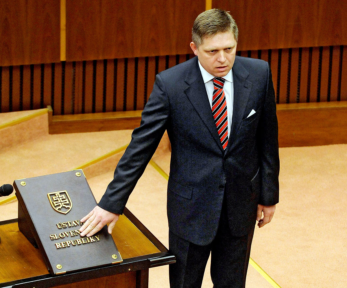 Fico leteszi az esküt a szlovák alkotmányra. Sajnálja az egészet
