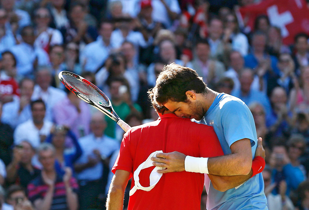 Csata után: Roger Federer (pirosban) és Juan Martin del Potro