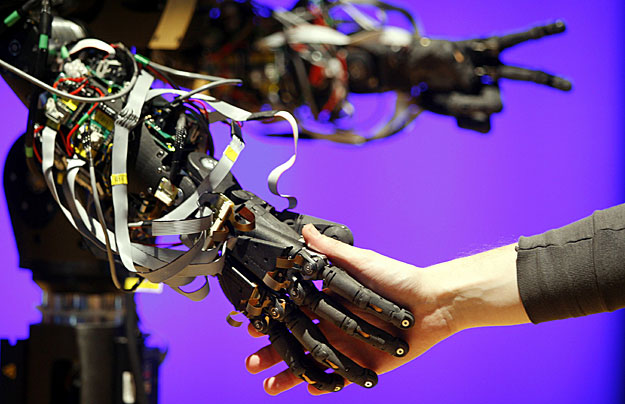 Bertivel, a brit fejlesztésű humanoid robottal fog kezet egy látogató a londoni Tudományos Múzeumban 2009. február 17-én. Az életnagyságú robot képes az emberi mozdulatok utánzására. (MTI/AP/Kirsty Wigglesworth)