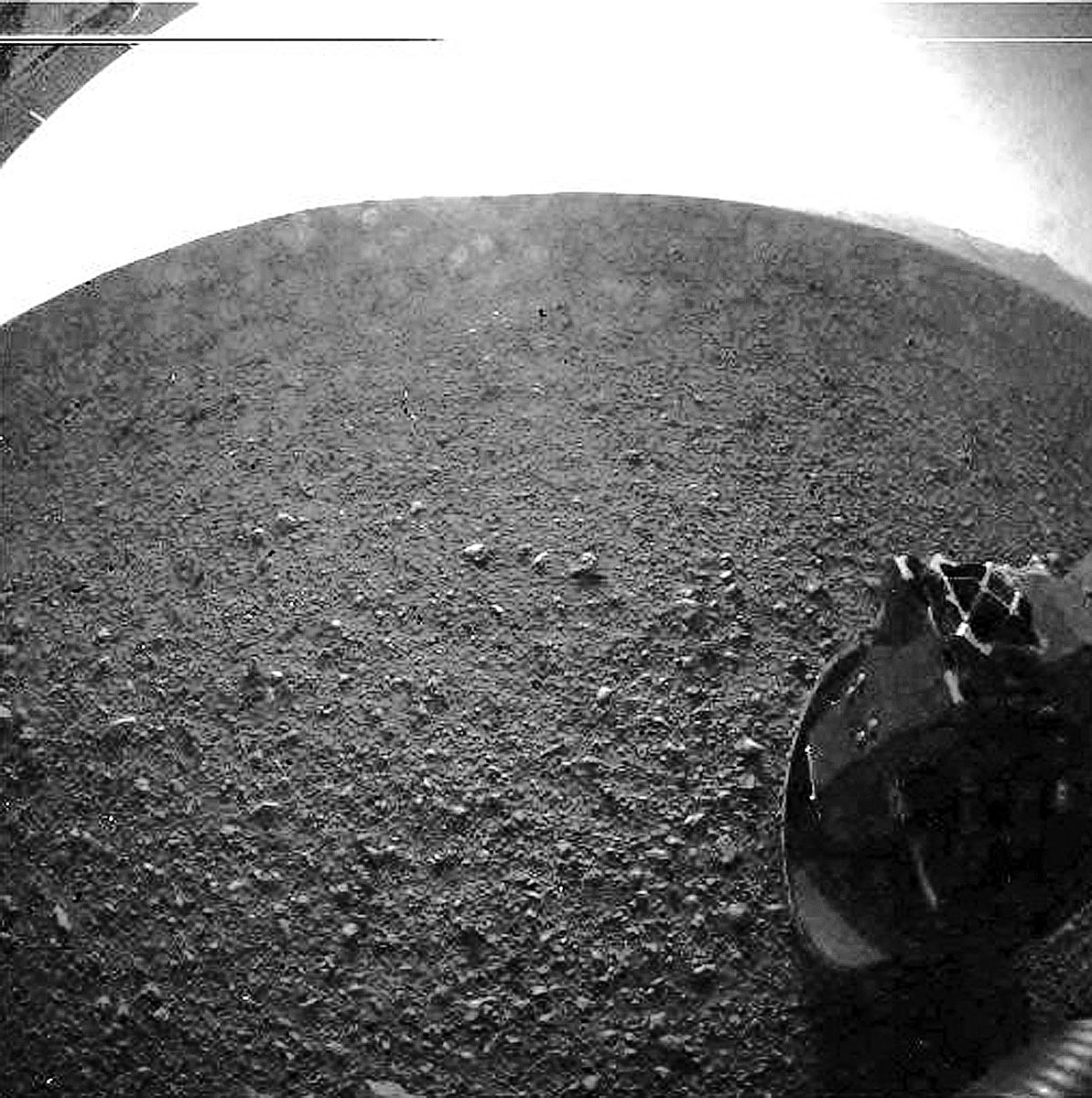 A Marsra ért Curiosity egyik első felvétele
