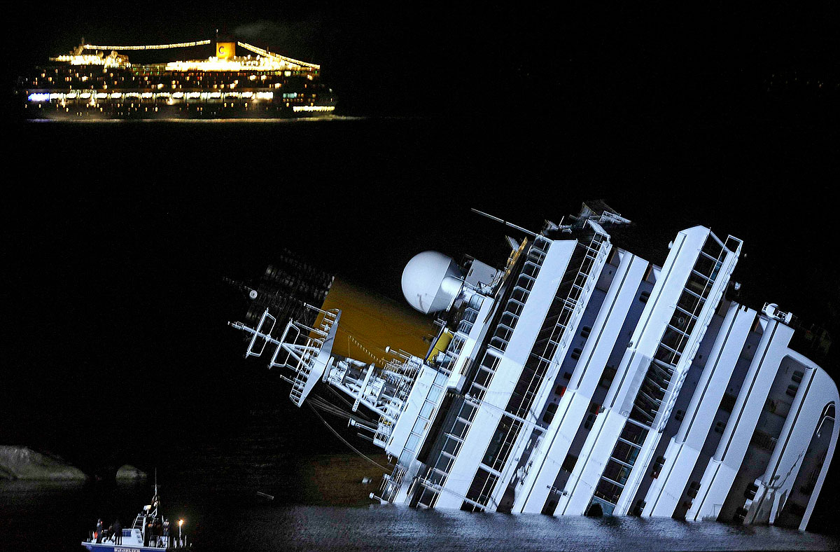 Az oldalára dőlt Costa Concordia 