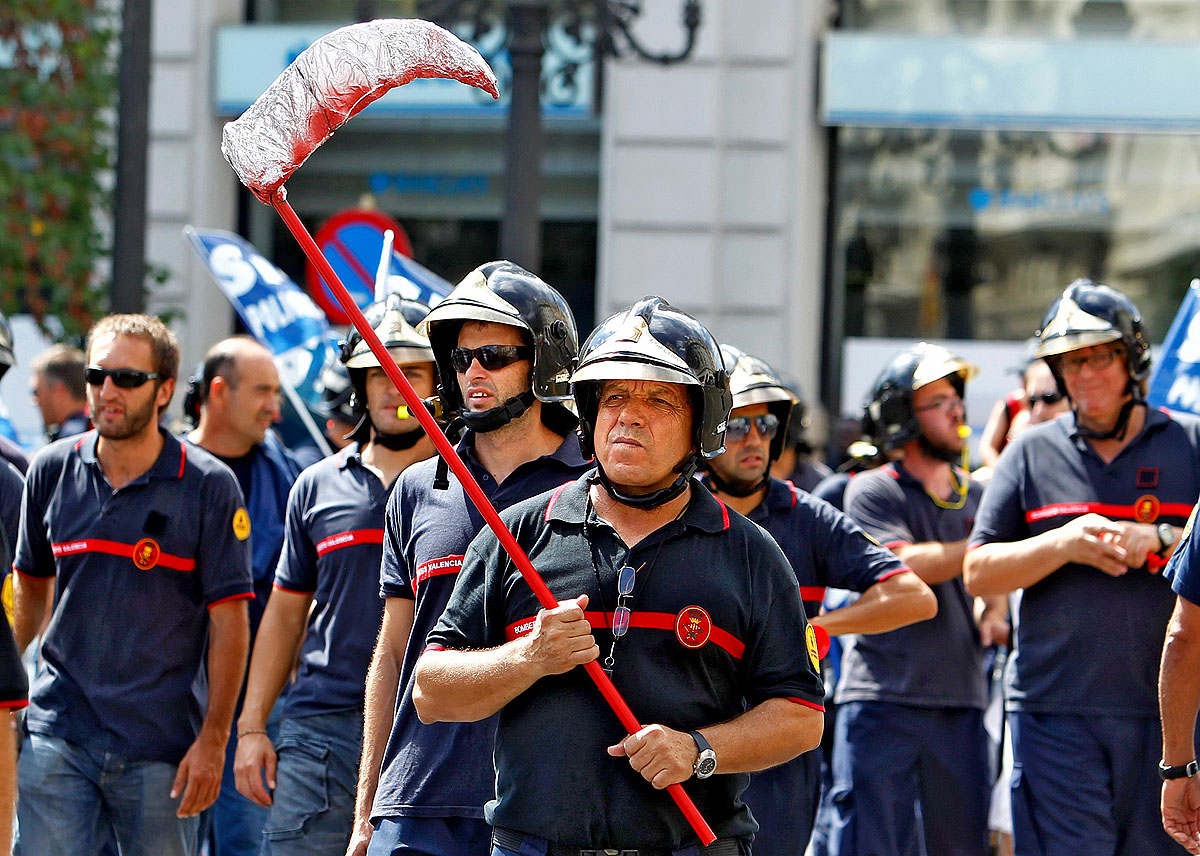 Tűzoltók tüntetnek a spanyolországi Valenciában. Elkaszálják a megszorításokat