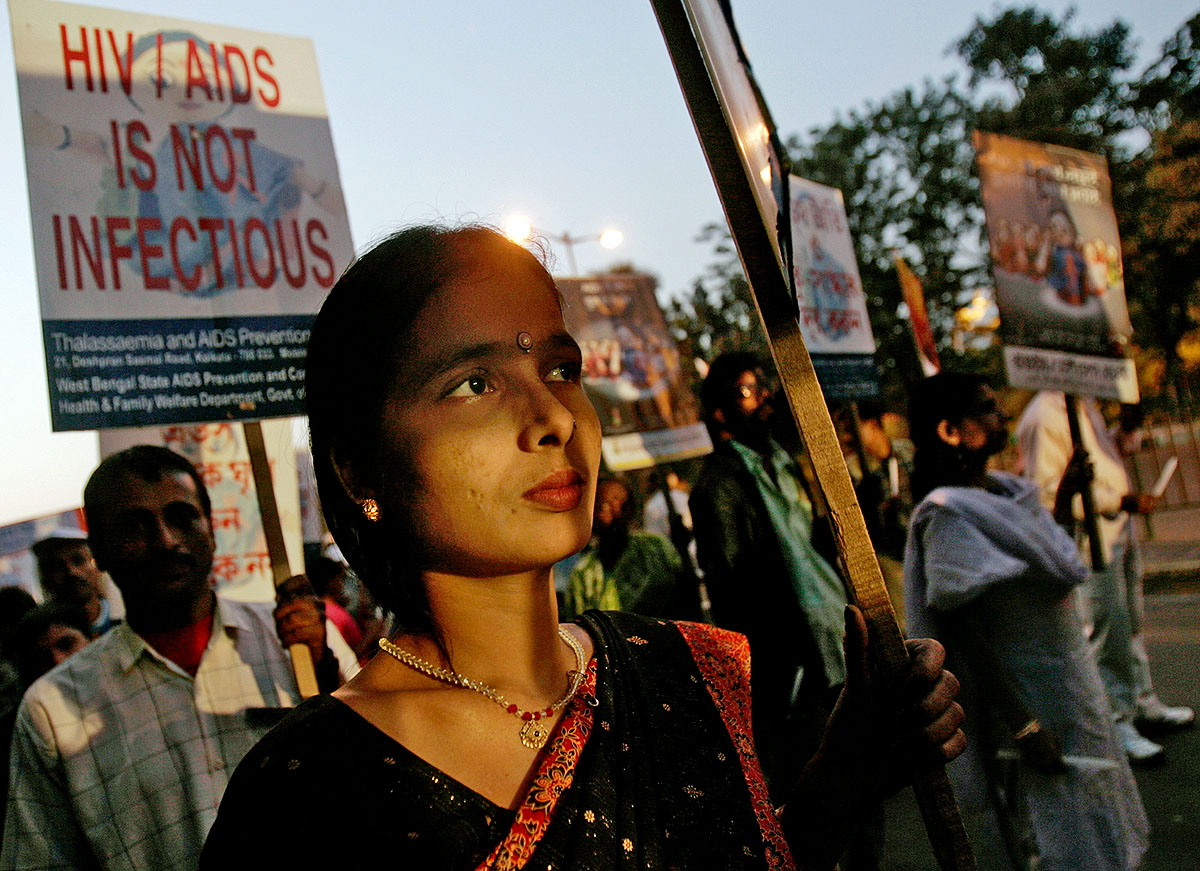 Az AIDS megelőzéséért küzdő aktivista az egyik kalkuttai tüntetésen