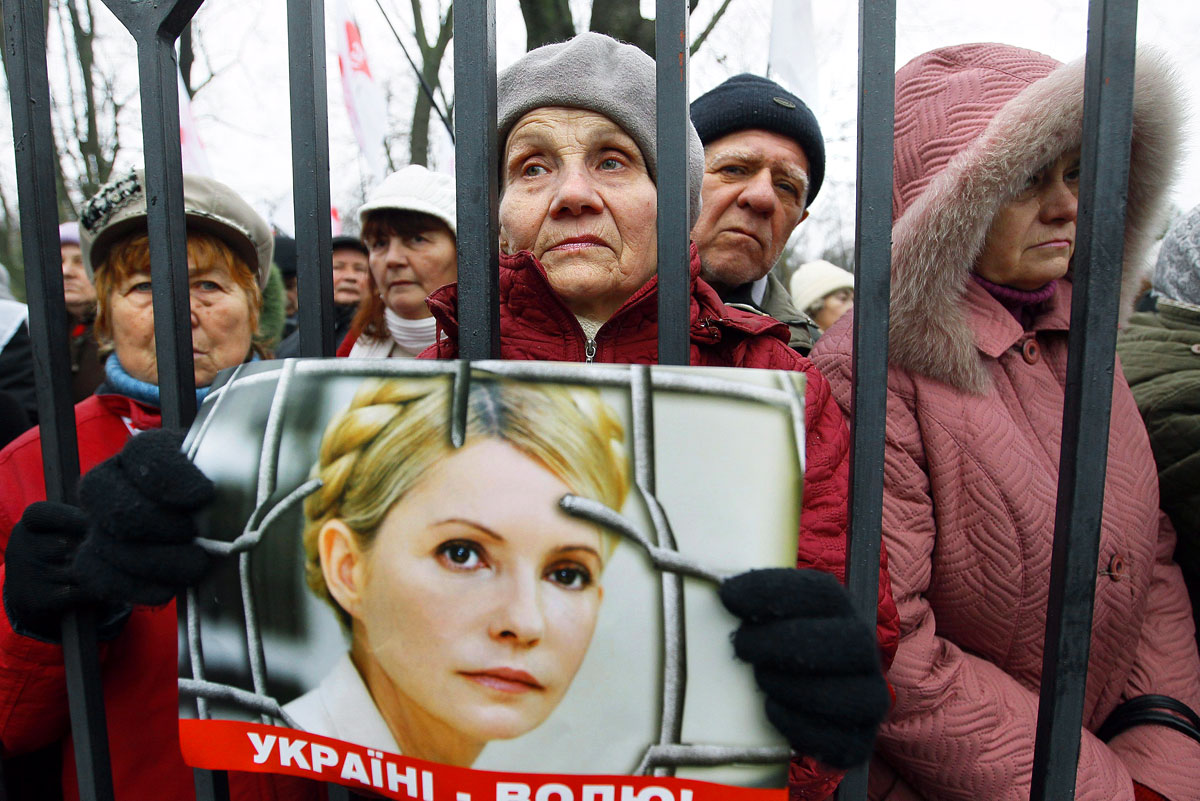 Timosenko-hívek tüntetése a kijevi fellebbviteli bíróság közelében decemberben. Nincs olyan osztály, amely a kórházban vele foglalkozhatna