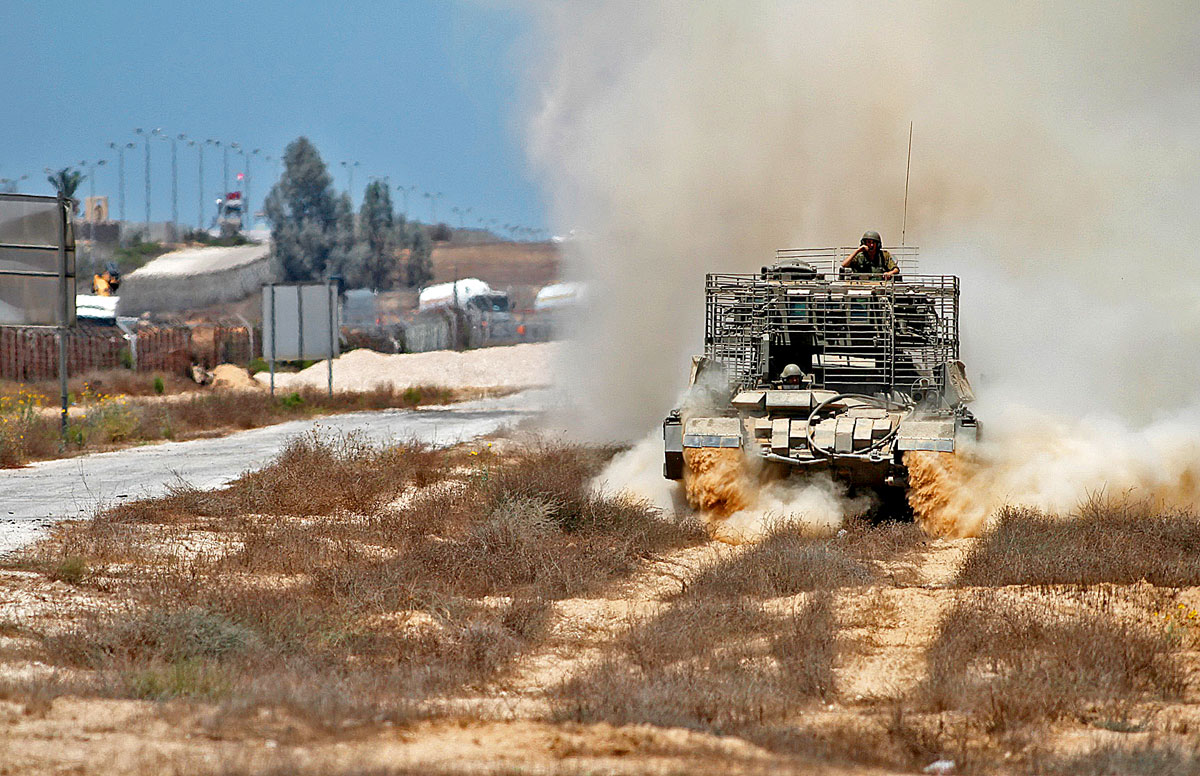 Izraeli páncélozott harcjármű halad az egyiptomi határ mentén, ahol terroristák egyiptomi katonákra támadtak