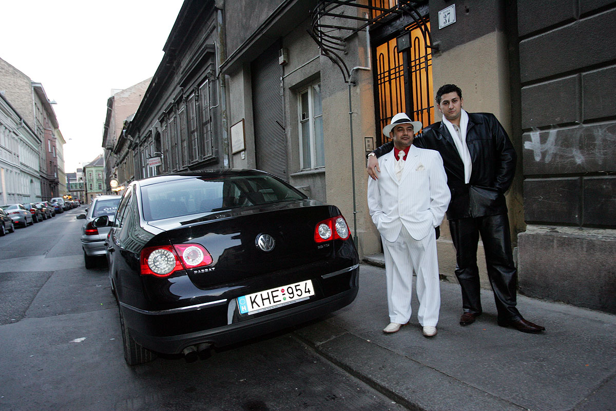 Kállai Csaba (fehér öltönyben) a legutóbbi „vajdaavatás” előtt