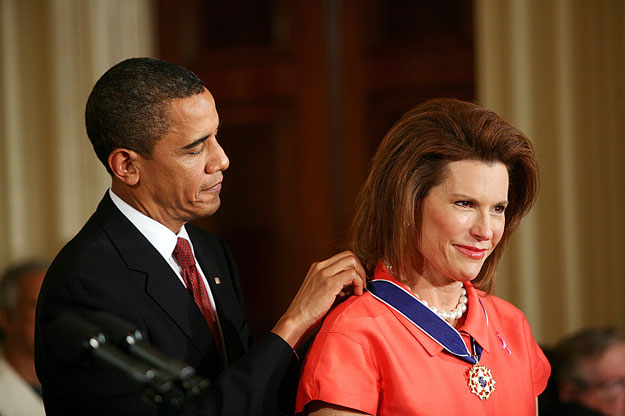Barack Obama az Elnöki Szabadság-érdemrendet adományozza Nancy Goodman Brinker-nek,  az Egyesült Államok korábbi magyarországi nagykövetének
