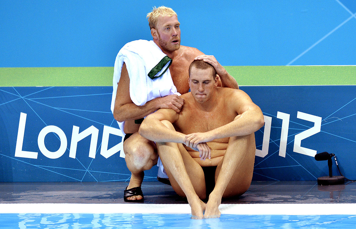 A kétszeres olimpiai bajnok Steinmetz Ádám vigasztalja a fiatal Hárai Balázst a kiesés után