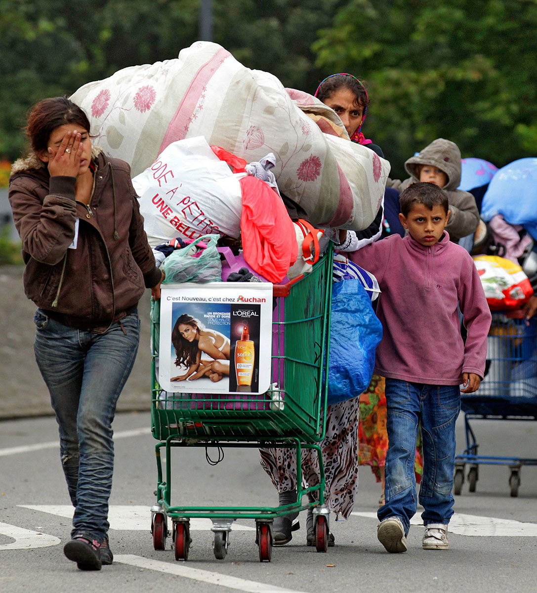 Az elbontott táborból távozó romák Villeneuve d’Ascq-ban