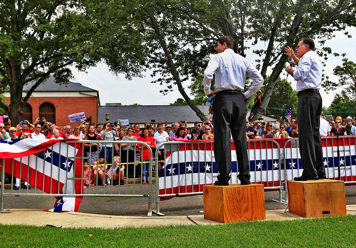 Mitt Romney republikánus párti elnökjelölt (jobbra) Paul Ryan wisconsini kongresszusi képviselő társaságában egy kampányrendezvényen a virginiai Ashland közönsége előtt
