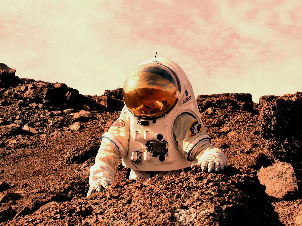 Űrhajós vizsgálódik a vörös bolygón– fölösleges fáradozás lenne? (fantáziakép)