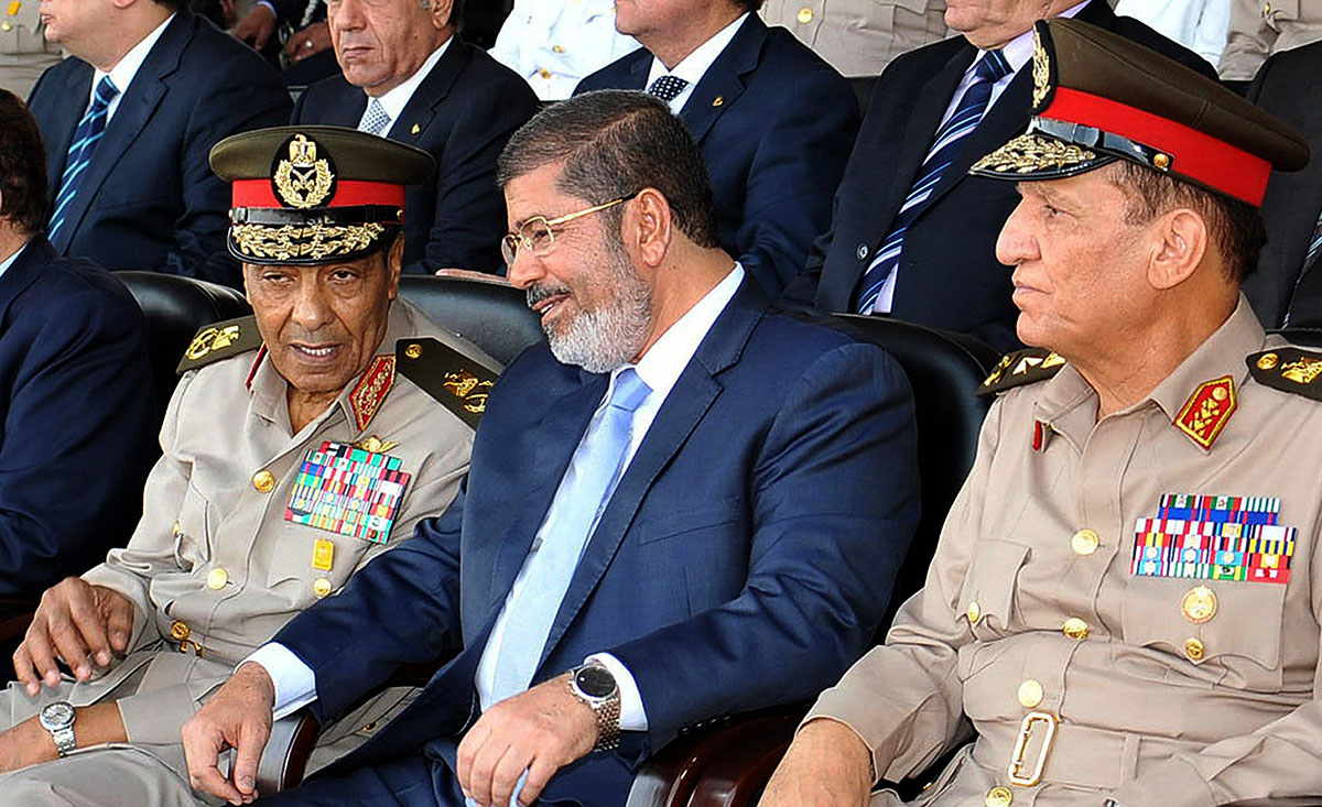Tantavi tábornok, Morszi egyiptomi elnök és Szami Enan vezérkari főnök egy júliusi tisztavatáson: mi járt fejükben?