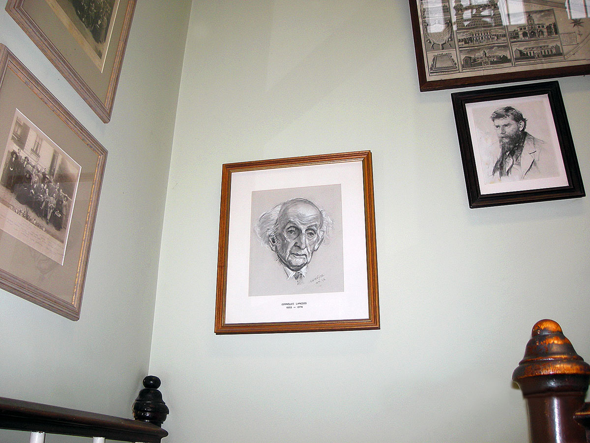 Lánczos Kornél portréja a Királyi Ír Akadémia olvasótermének falán