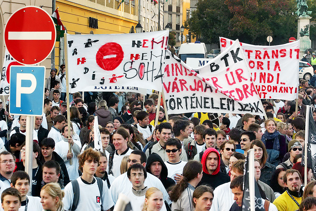 A Hallgatói Hálózat tüntetése az Orbán-kormány felsőoktatási elképzelései ellen – nem hallgattak rájuk