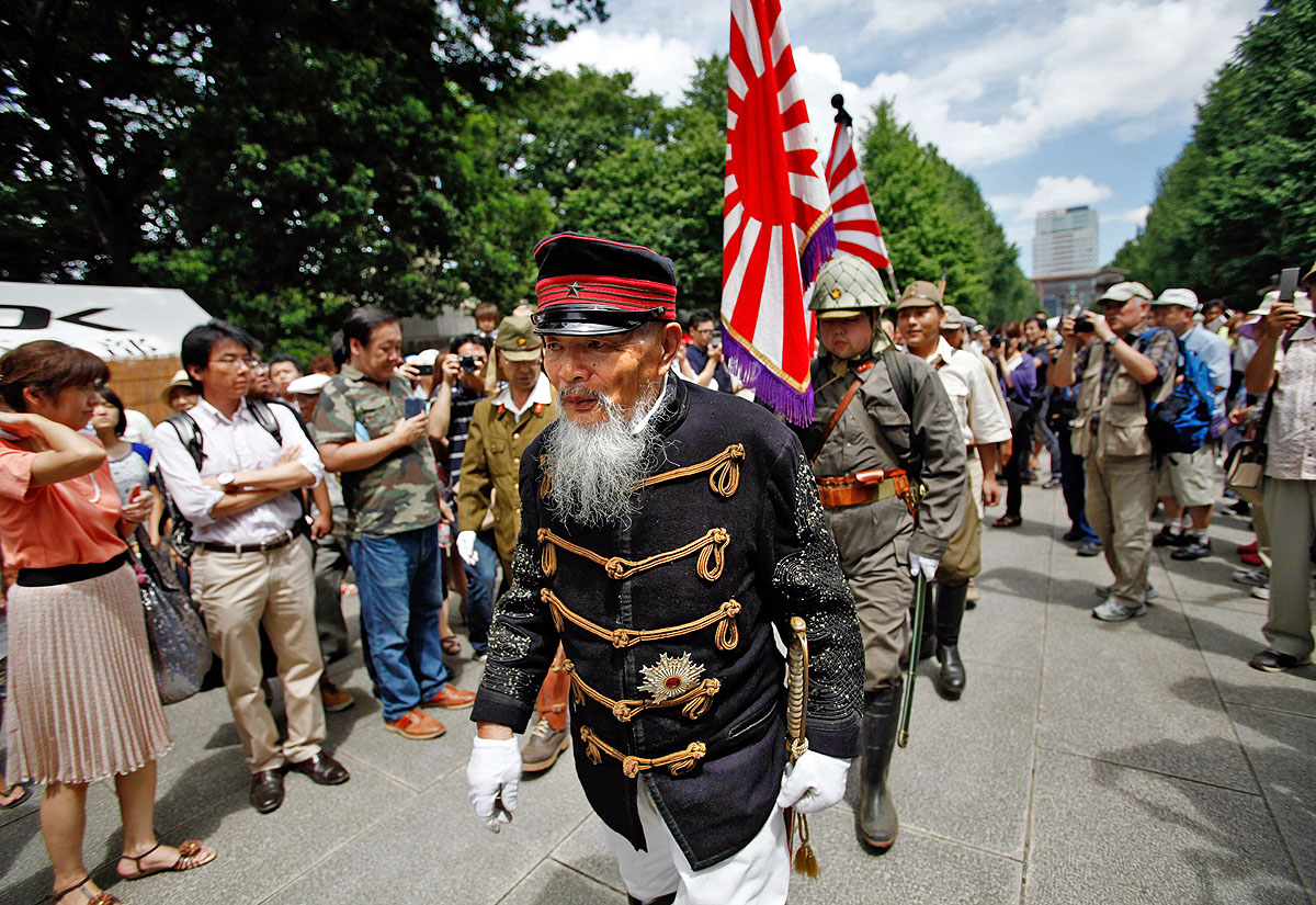 A második világháborús japán császári hadsereg egyenruháját viselő férfiak a tokiói Jaszukuni-szentélynél. Mindenki másképp emlékszik a múltra