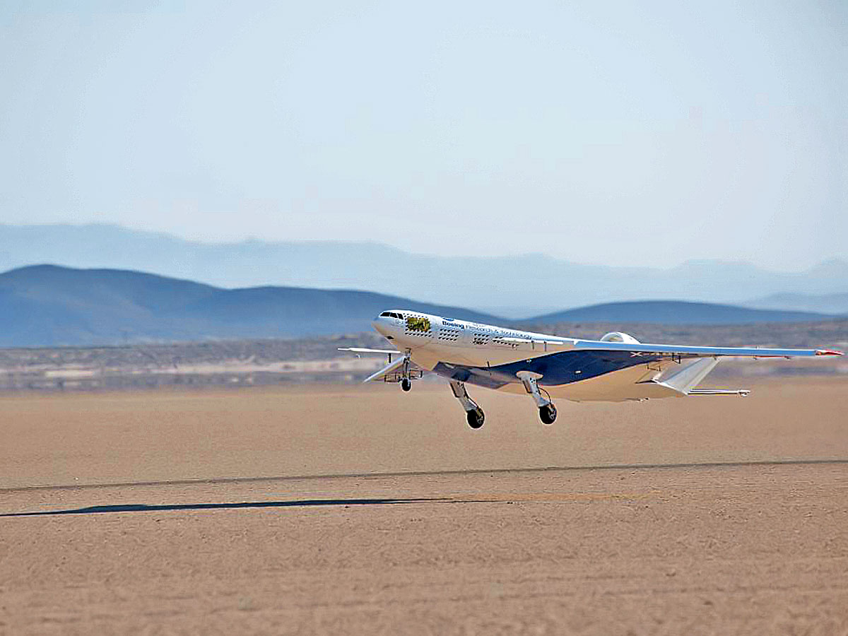 A futurista repülőgépmodell első repülésén