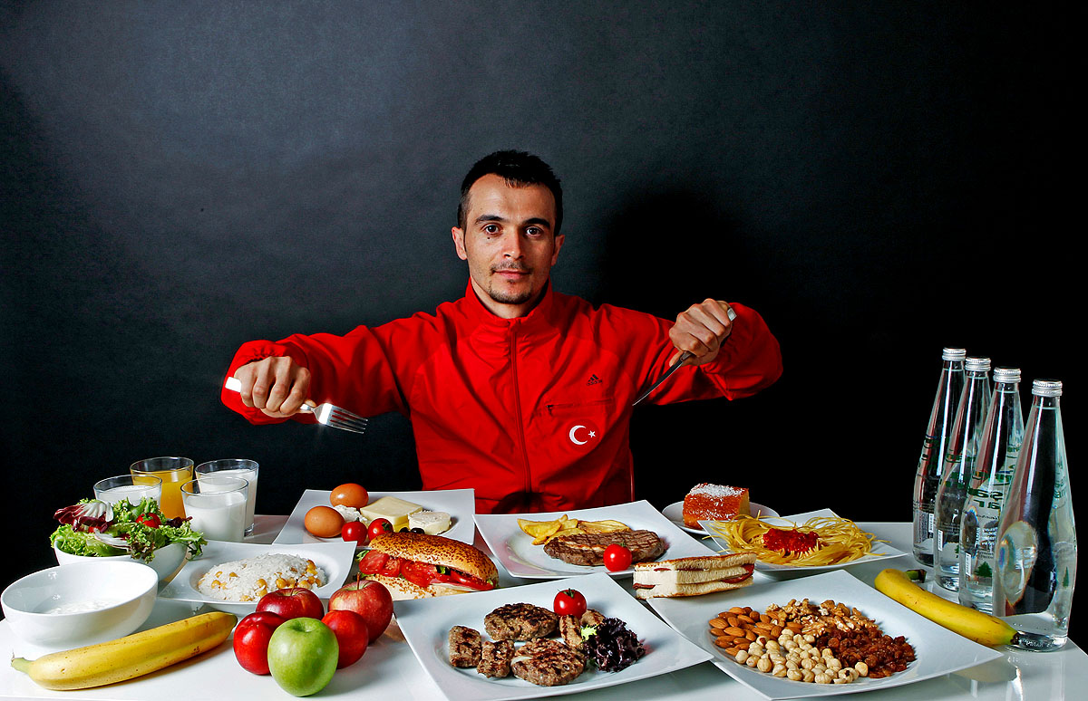 Mete Binay török súlyemelő egynapi ételadagja előtt