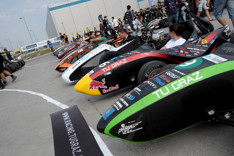 A versenyzők felsorakoznak a Formula Student Hungary futama előtt