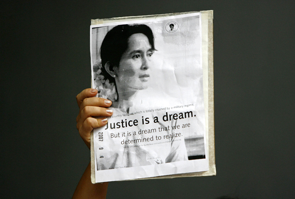 Thaiföldön élő mianmariak tüntetése 2009-ben a Nobel-békedíjas Aung Szan Szú Kjíért. Írni lehet, de büntetni is