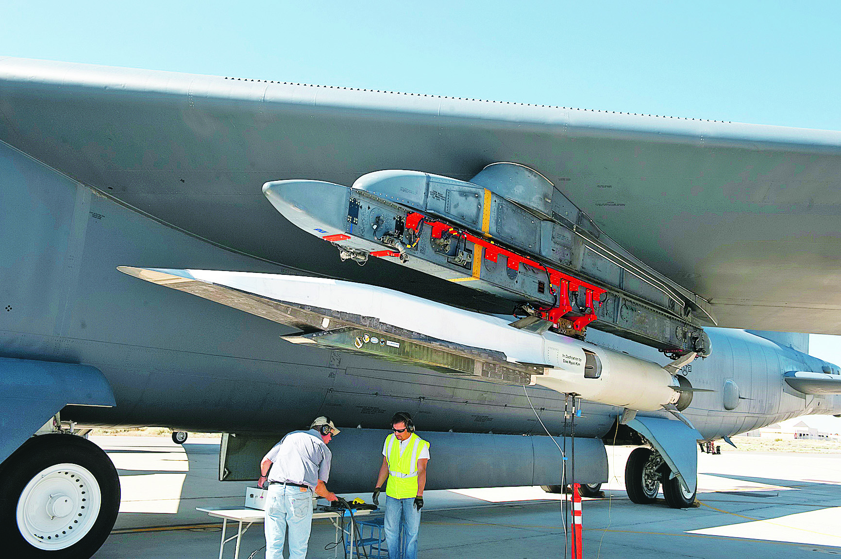 A földi személyzet az utolsó ellenőrzést végzi az X–51A jelű hiperszonikus repülőgépen