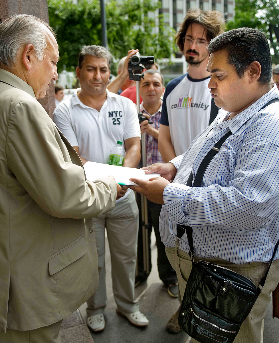 Setét Jenő (jobbról) 2200 aláírást tartalmazó petíciót adott át a BM képviselőjének