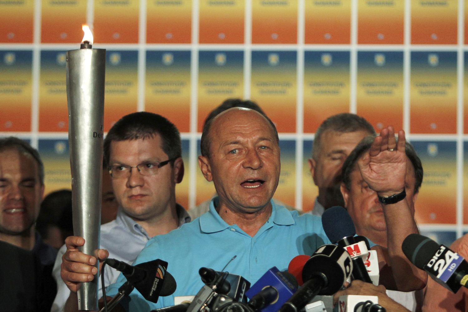 Basescu a „demokrácia fáklyáját” mutatja az eredménytelen népszavazás után