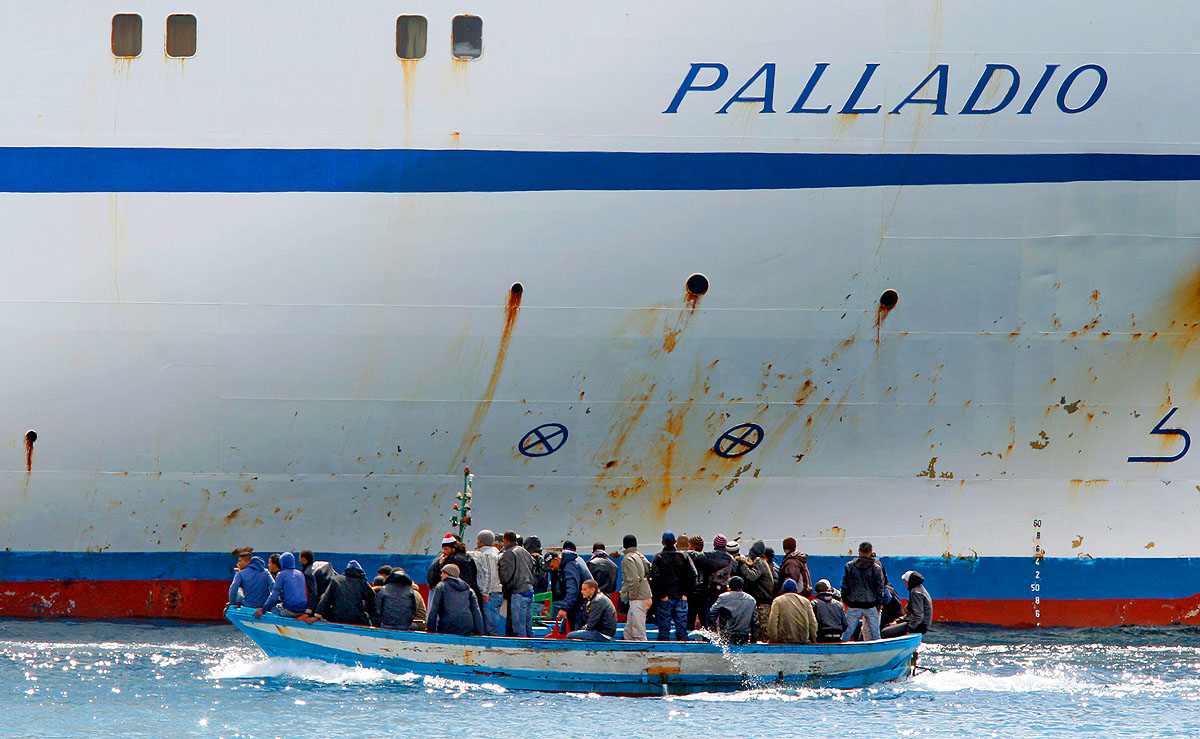 Tunéziai menekültek érkeznek Lampedusa szigetére. A drónokkal hamarabb meglátnák őket