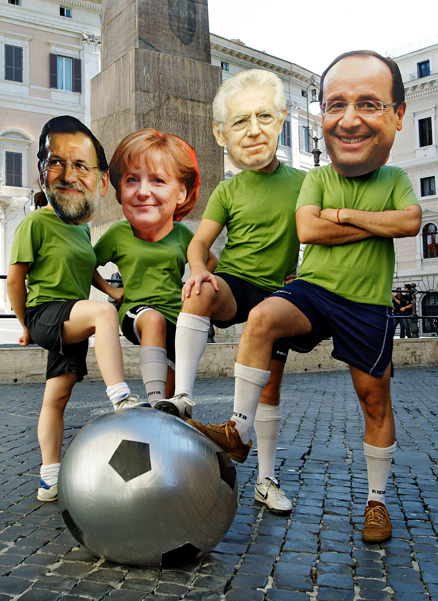 Közös játék – a spanyol kormányfő, a német kancellár, az olasz miniszterelnök és a francia elnök maszkját viselő tiltakozók Rómában