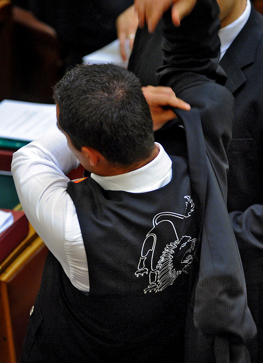 Vona Gábor gárdaegyenruhában a Parlamentben