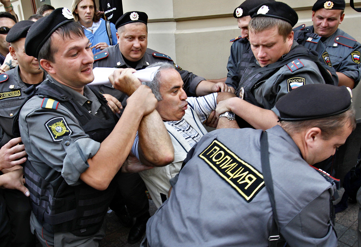 A moszkvai bíróság nem a rendőröknek, hanem Garri Kaszparovnak (középen) adott igazat