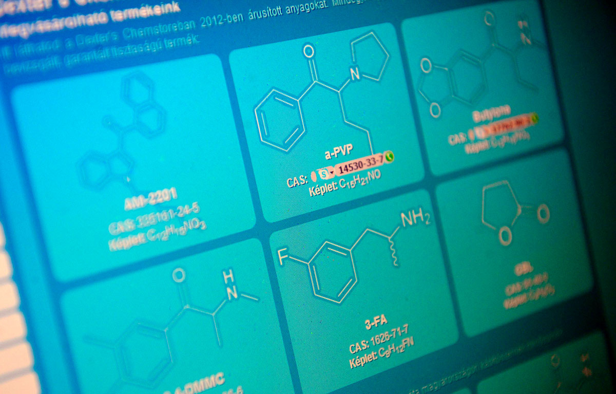 Vizsgálják a dizájner drogok összetételét, újabb és újabb vegyületek jelennek meg
