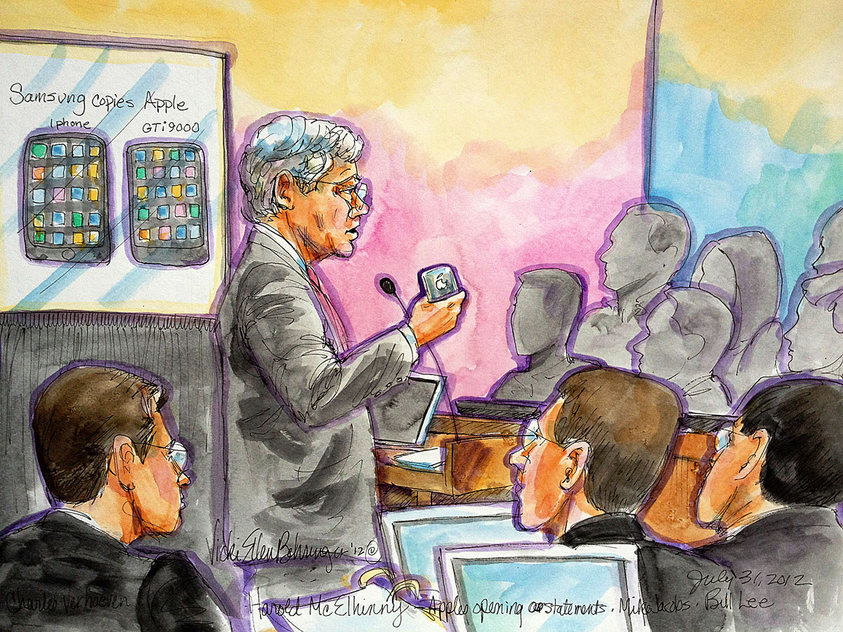 Az Apple ügyvédje, Harold McElhinny mutatja a hasonlóságokat, amelyeket a bírósági rajzoló sematikus ábrázolásában fel is lehet fedezni