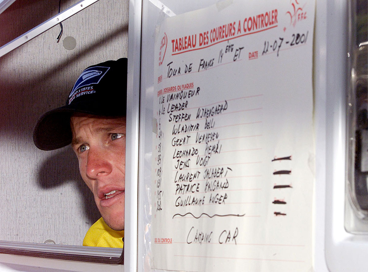 Lance Armstrong egy doppingkontroll után a Touron 2001-ben