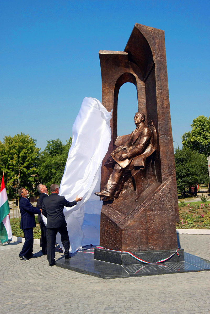 Semjén Zsolt leplezi le Wekerle Sándor emlékművét Móron, az egykori miniszterelnök szülőfalujában, 2011-ben