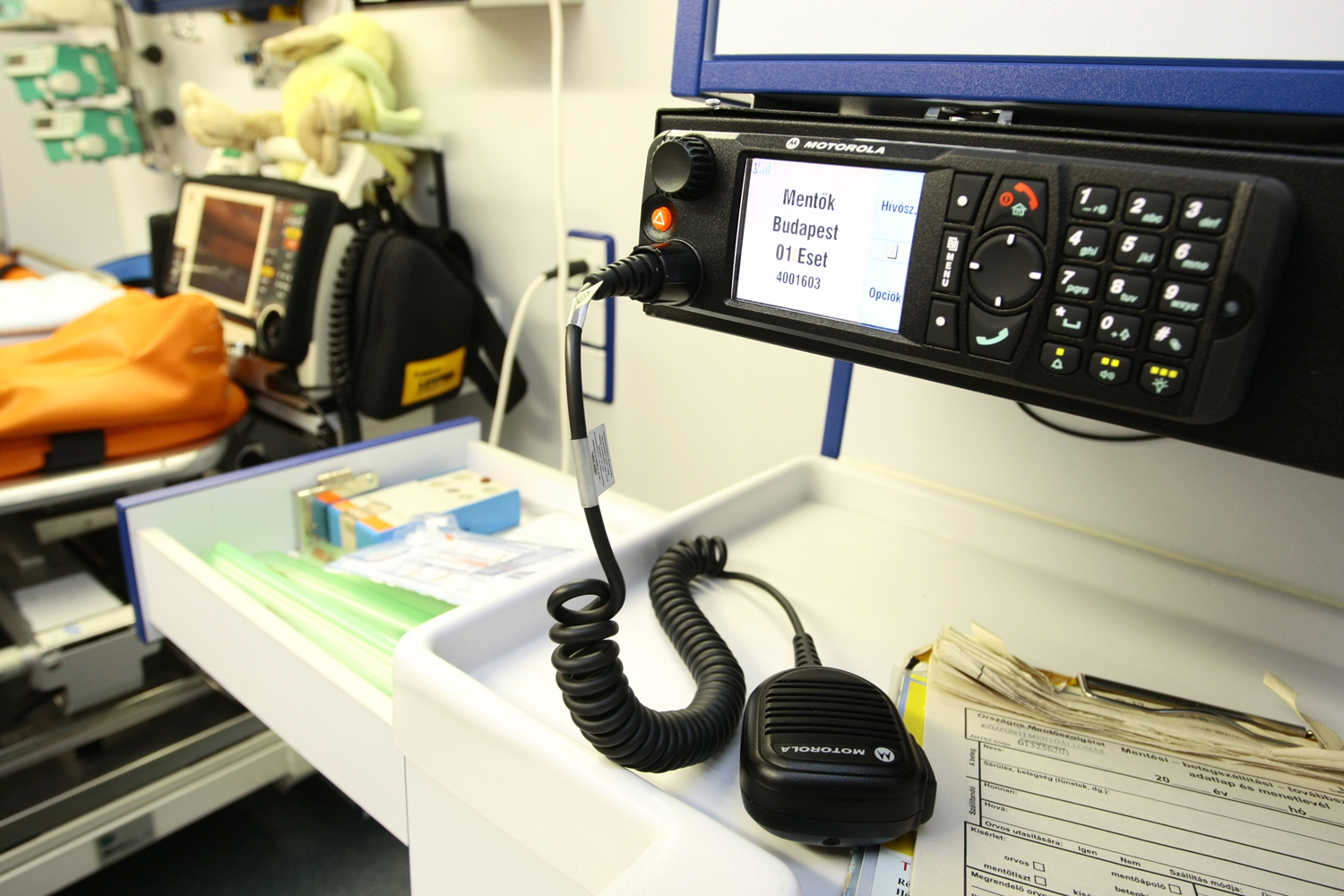 Az államnak kétmilliárdot érő kommunikációs eszköz a defibrillátor mellett egy pesti mentőben