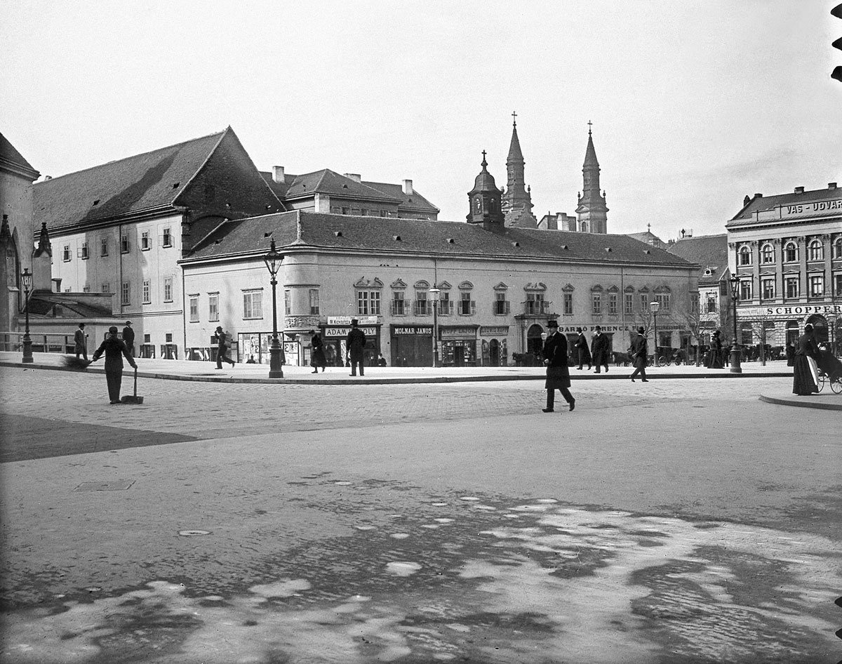 A pesti Városház tér az előző századfordulón