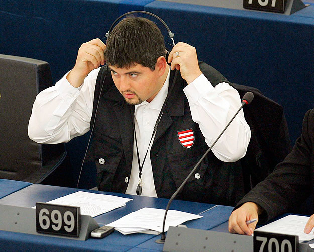 Szegedi Csanád gárdaegyenruhában az Európai Parlamentben