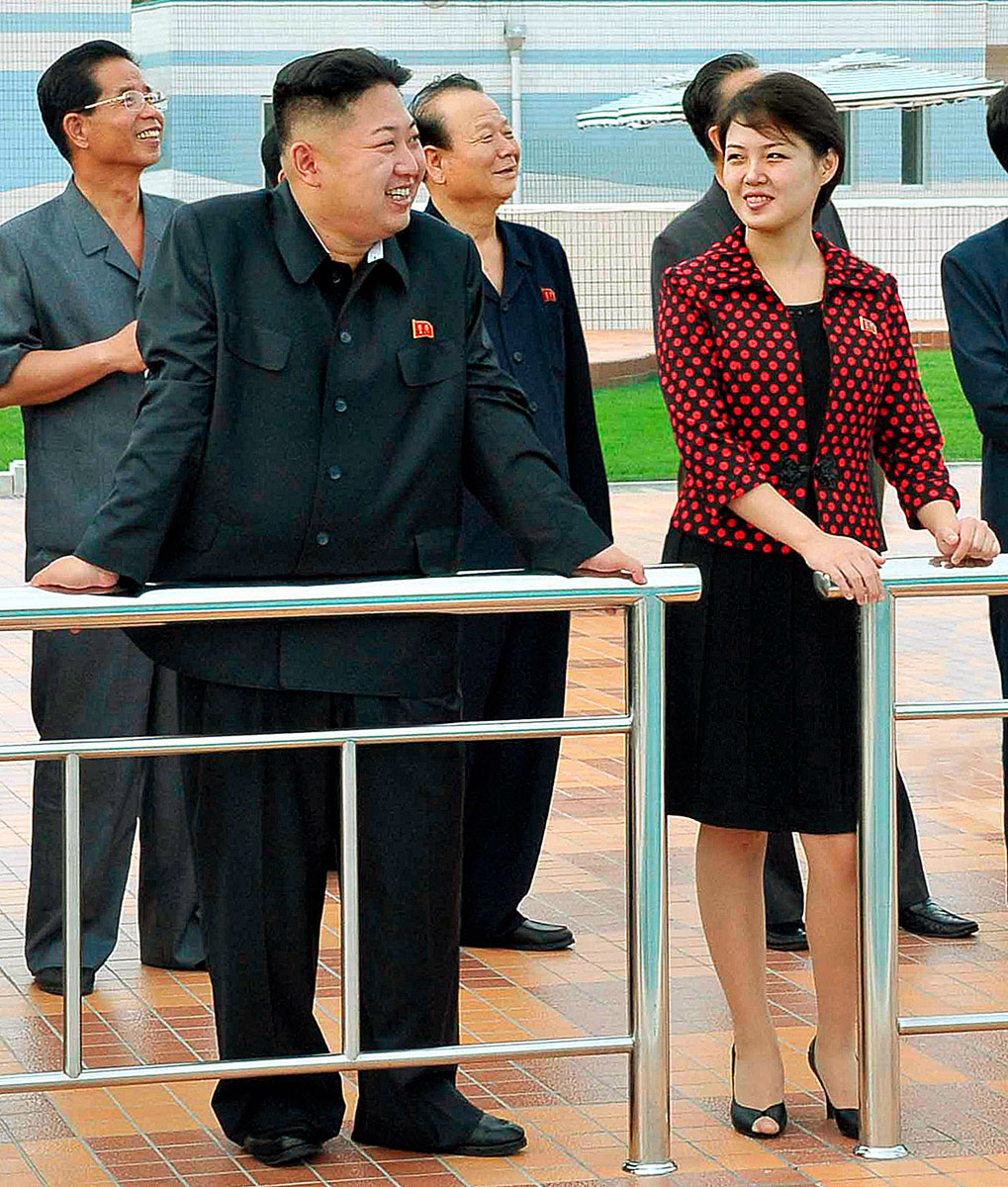 Kim Dzsong Un, feleségével, „Rzsi Szol Dzsu elvtársnővel”.