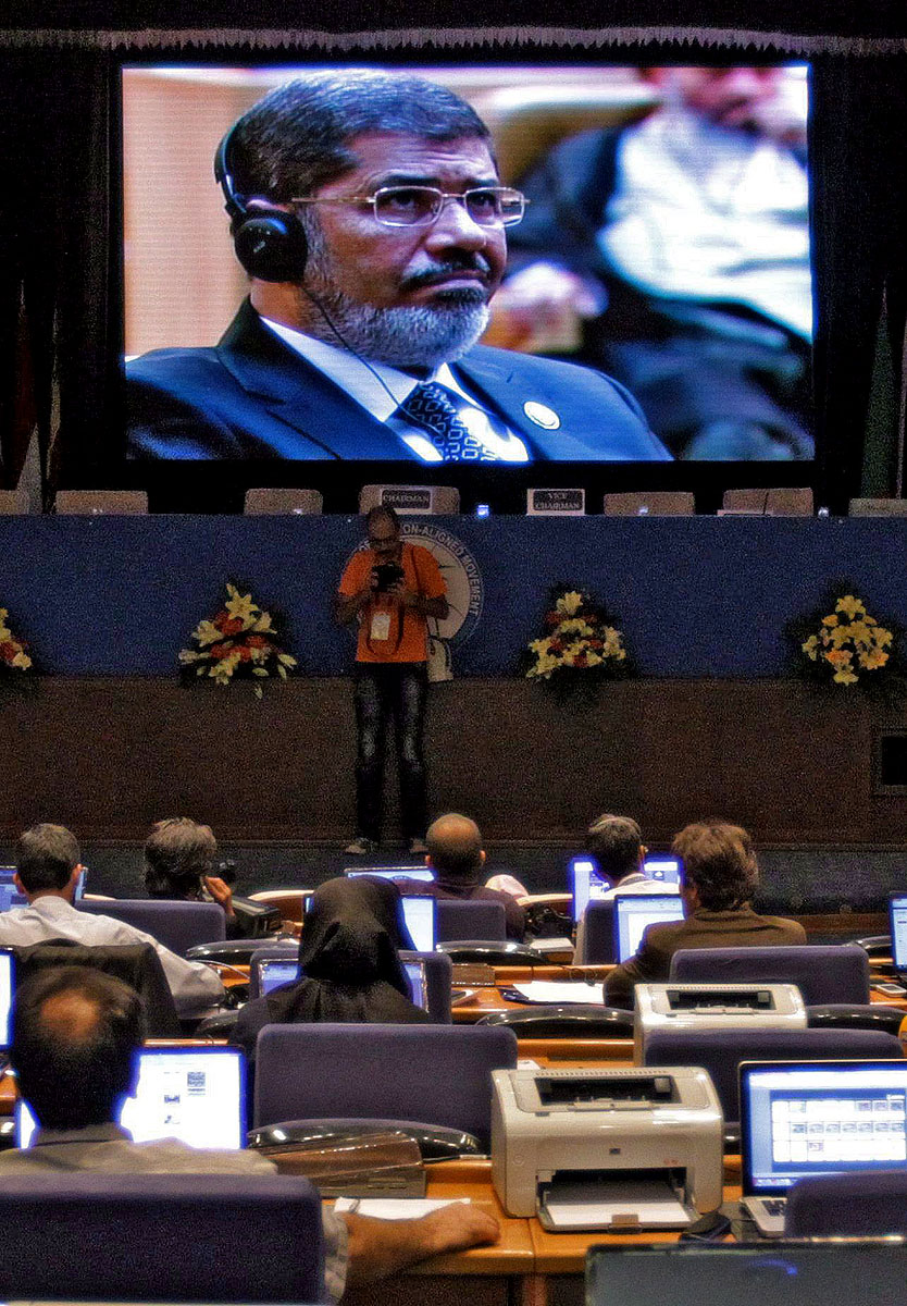 Murszi egy augusztusi teheráni konferencia kivetítőjén. Csak hatalomátvétel, nem reform?