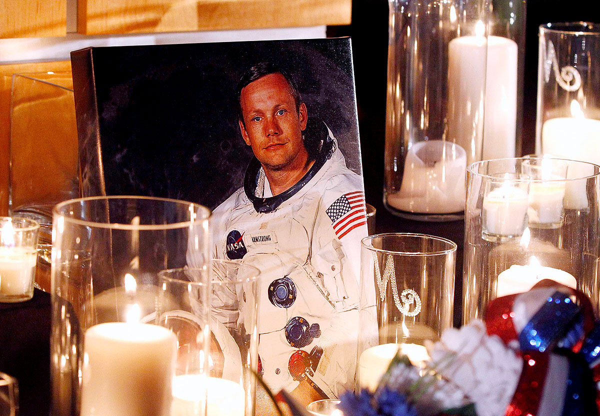 Gyertyák Neil Armstrong portréja előtt a róla elnevezett wapakonetai múzeumban