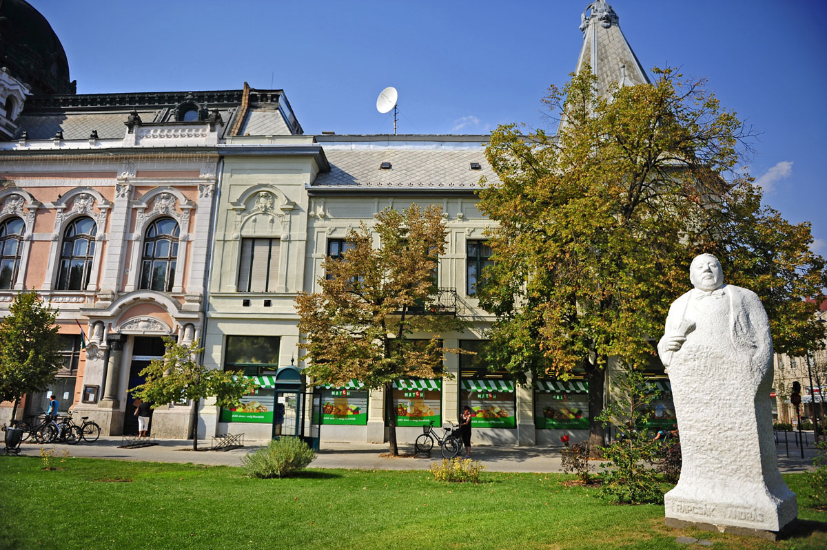 Hódmezővásárhelyi belváros Rapcsák András néhai polgármester szobrával